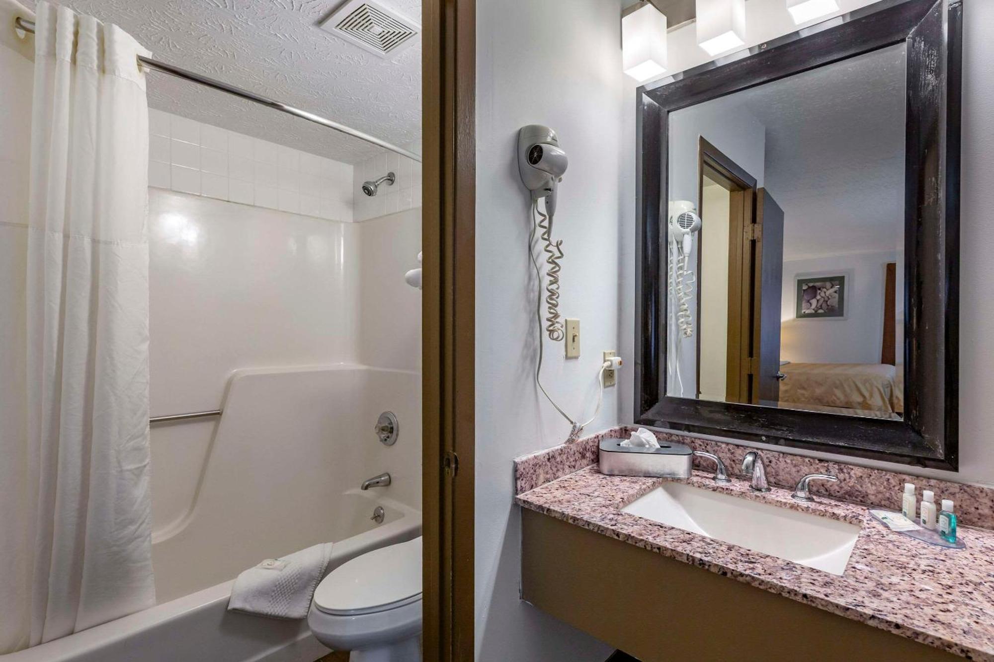 Quality Inn Austintown-Youngstown West Kültér fotó
